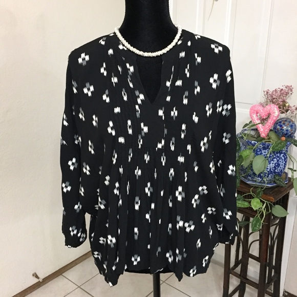 Old Navy Tops - Old Navy Black & White V-Neck Blouse (size L) (D1)